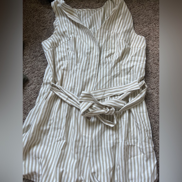 🌱🦢4 FOR $15!🦢🌱 NWOT Striped Sleeveless Romper with Belt - Picture 3 of 3